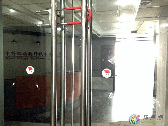 中科红旗的北京总部已经搬空，大门上锁，办公室内只剩下接待的前台。
